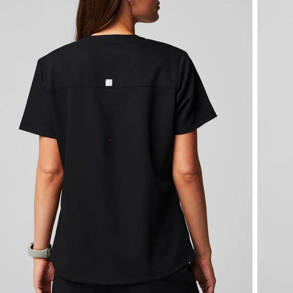 Fabletics Method 2-Pocket Scrub Top - Picture 3 of 10